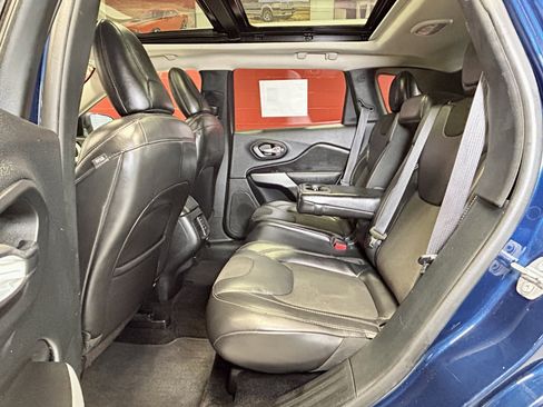 Used 2018 Jeep Cherokee Latitude Plus w/ Comfort/Convenience Group AWD/4WD image 36