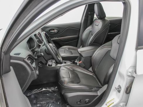 Used 2019 Jeep Cherokee Trailhawk w/ Comfort/Convenience Group AWD/4WD image 16