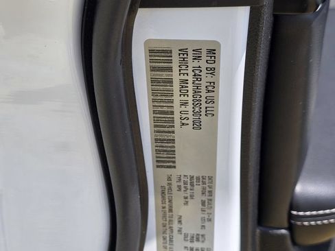 Used 2025 Jeep Grand Cherokee Altitude AWD/4WD image 42