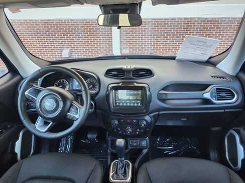 Used 2018 Jeep Renegade Latitude FWD image 8