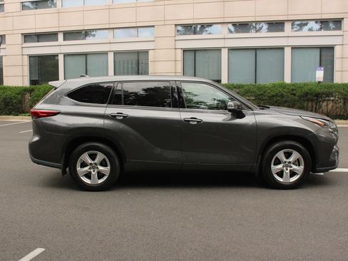 Used 2021 Toyota Highlander LE AWD/4WD image 6