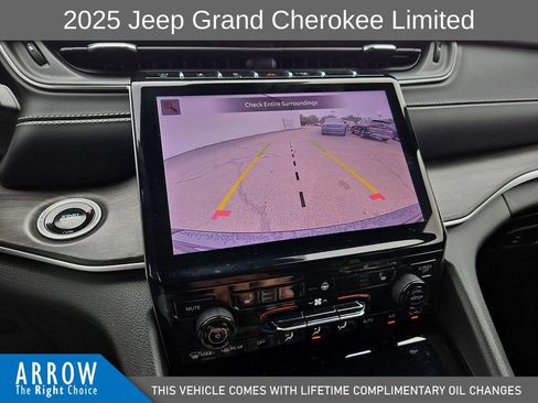 Used 2025 Jeep Grand Cherokee Limited AWD/4WD image 24