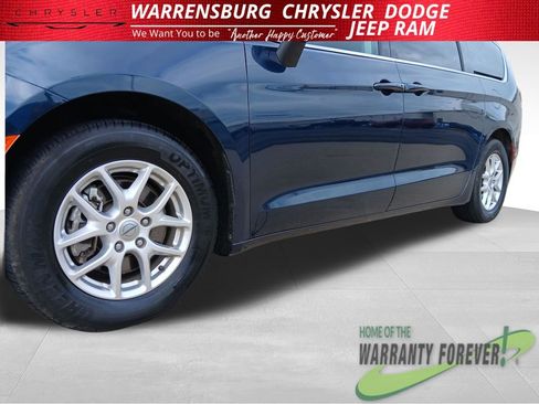 Used 2023 Chrysler Pacifica Touring-L FWD image 35