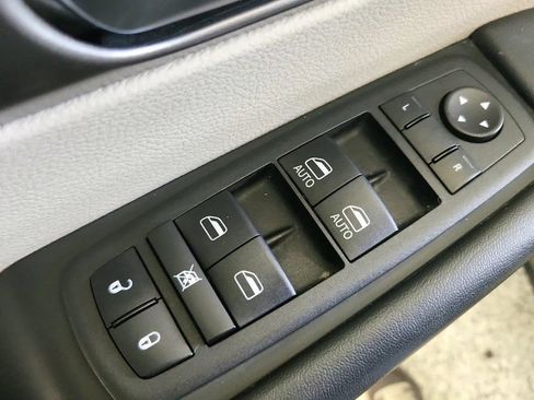 Used 2023 Chrysler Pacifica Touring-L FWD image 23