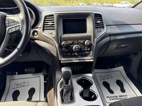 Used 2018 Jeep Grand Cherokee Laredo image 25