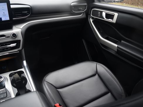 Used 2023 Ford Explorer XLT w/ Equipment Group 202A image 14