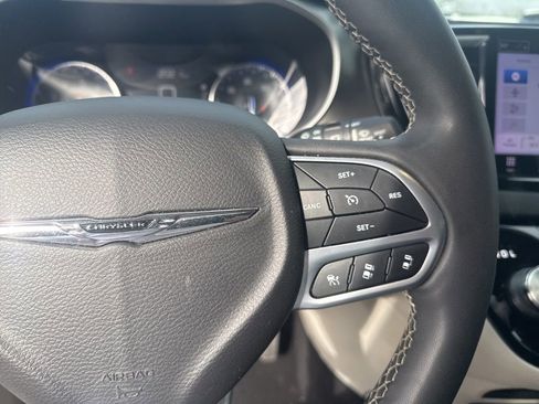 Used 2023 Chrysler Pacifica Touring-L image 14