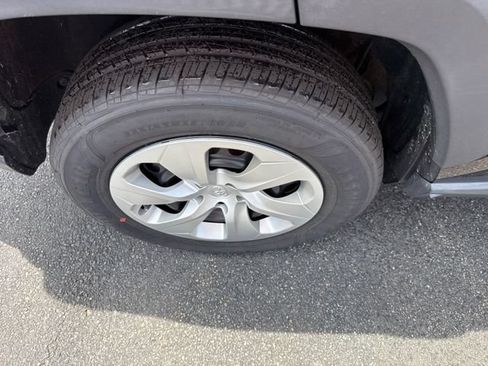 Used 2019 Toyota RAV4 LE AWD/4WD image 17