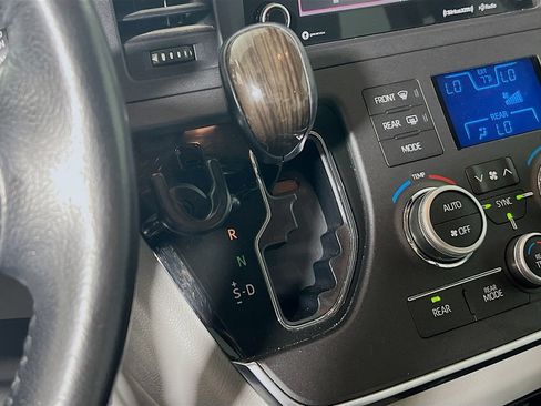 Certified 2018 Toyota Sienna XLE w/ XLE Navigation Package FWD image 15