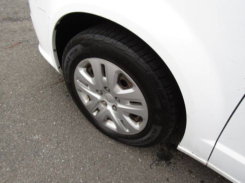 Used 2019 Dodge Grand Caravan SE w/ UConnect Hands-Free Group image 31