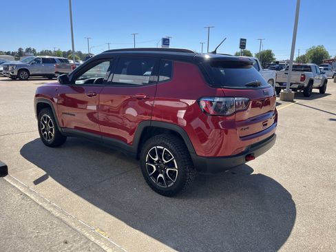 Used 2025 Jeep Compass Trailhawk AWD/4WD image 4