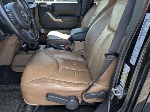Used 2015 Jeep Wrangler Unlimited Sahara w/ Connectivity Group AWD/4WD image 9