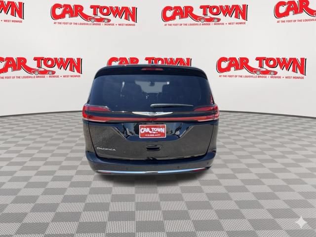 Used 2024 Chrysler Pacifica Touring-L FWD image 16