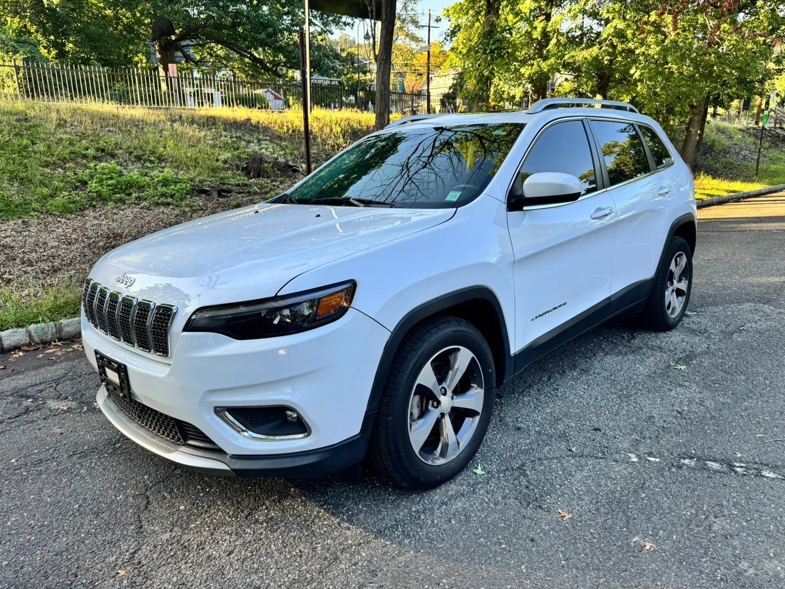 Used 2019 Jeep Cherokee Limited AWD/4WD image 1