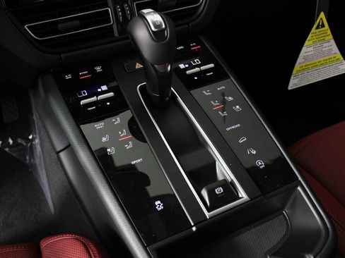 New 2026 Porsche Macan image 14