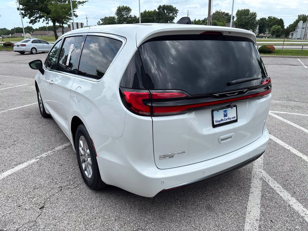 New 2027 Chrysler Pacifica Select FWD image 21