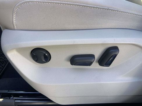 Certified 2025 Volkswagen Atlas SE w/ Panoramic Sunroof Package image 19