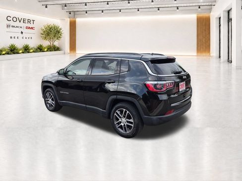 Used 2018 Jeep Compass Latitude FWD image 9