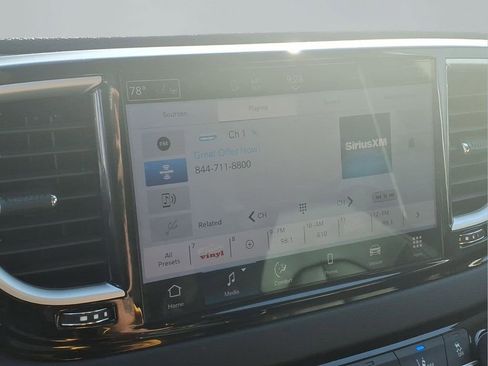 Used 2024 Chrysler Pacifica Touring-L image 6