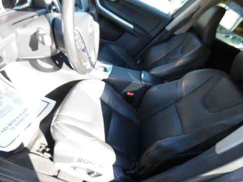 Used 2017 Volvo XC60 T5 Dynamic w/ Preferred Option Package image 10