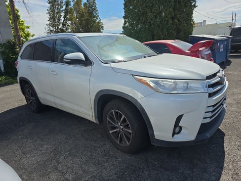 Used 2017 Toyota Highlander XLE FWD image 1