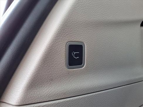 Used 2022 Chrysler Voyager LX image 12