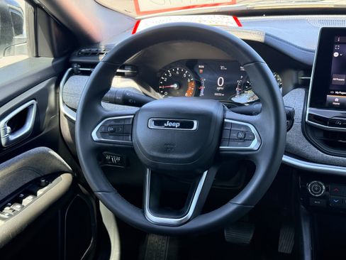 Used 2024 Jeep Compass Latitude AWD/4WD image 17