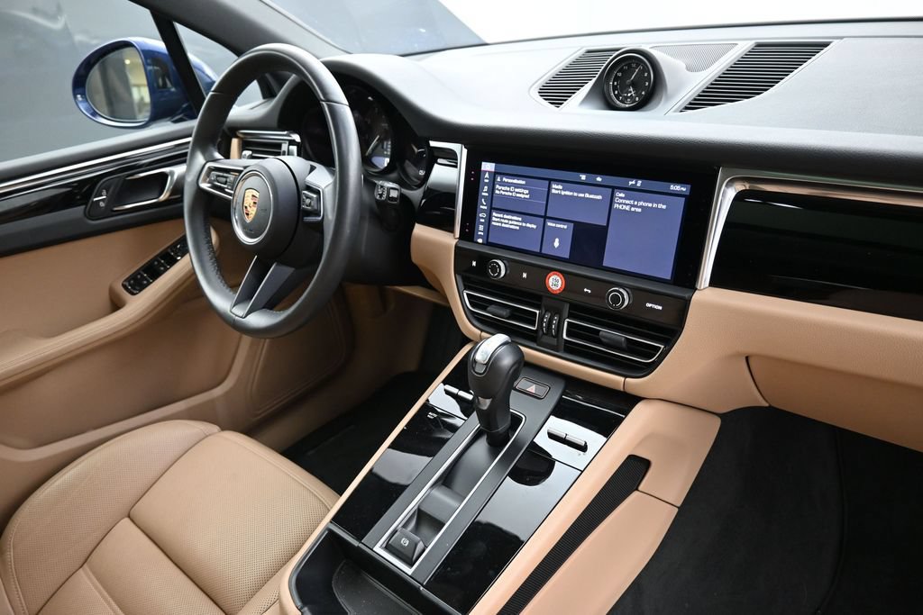 Certified 2025 Porsche Macan AWD/4WD image 30