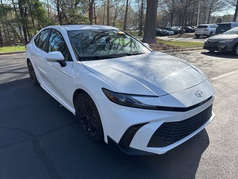 Used 2025 Toyota Camry SE image 1