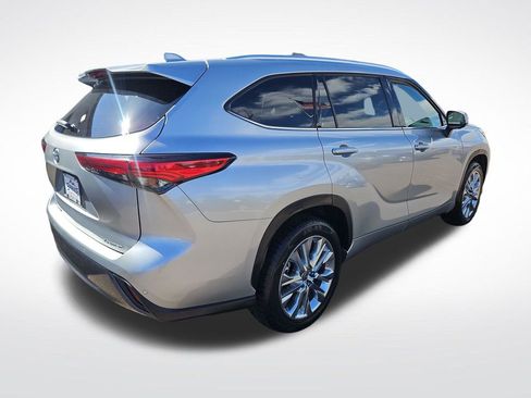 Used 2023 Toyota Highlander Limited FWD image 5