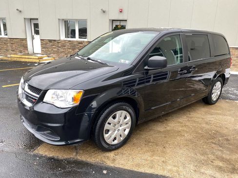Used 2018 Dodge Grand Caravan SE image 2