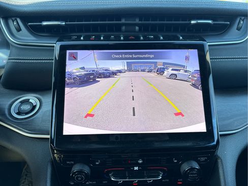 Used 2023 Jeep Grand Cherokee Limited w/ Black Appearance Package image 16