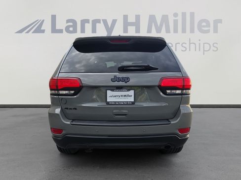 Used 2019 Jeep Grand Cherokee Laredo AWD/4WD image 4