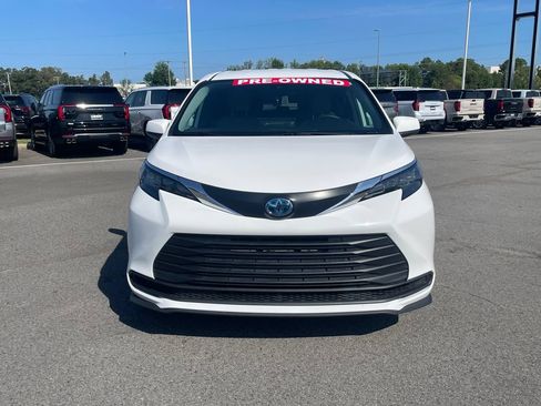 Used 2025 Toyota Sienna LE FWD image 2