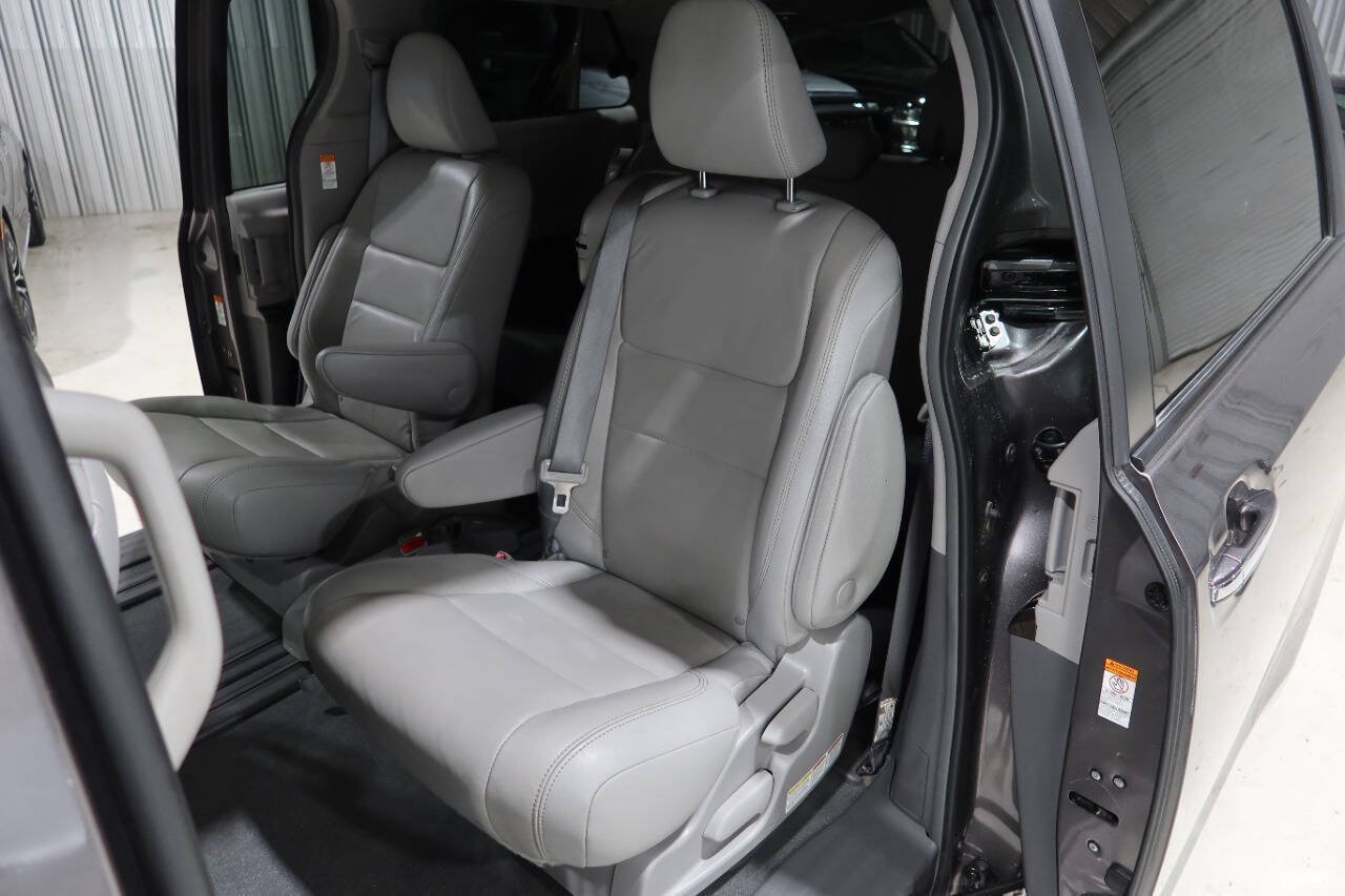 Used 2019 Toyota Sienna XLE w/ XLE Navigation Package FWD image 18