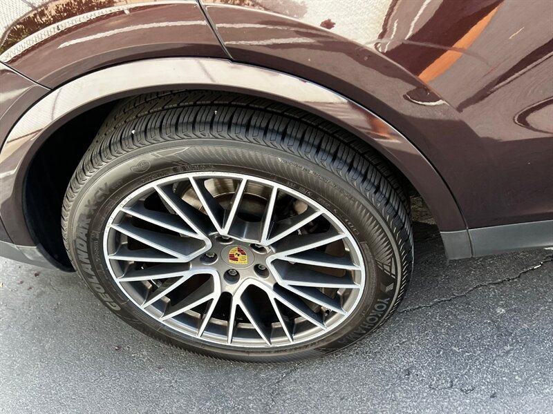 Used 2020 Porsche Cayenne AWD/4WD image 12