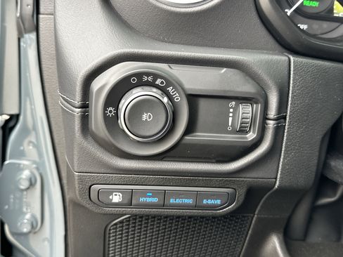 Used 2025 Jeep Wrangler Sahara image 33