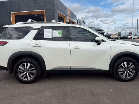 Used 2024 Nissan Pathfinder SL FWD image 4