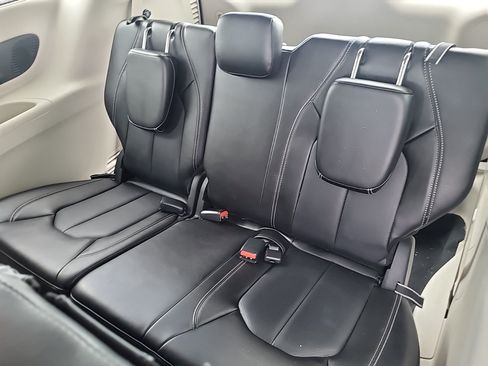 Used 2024 Chrysler Pacifica Touring-L w/ Uconnect Theater Family Group FWD image 10