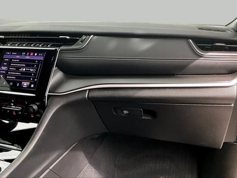 Used 2025 Jeep Grand Cherokee Altitude RWD image 18