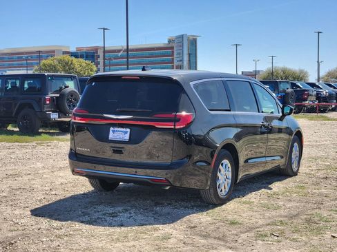 New 2026 Chrysler Pacifica Select image 4