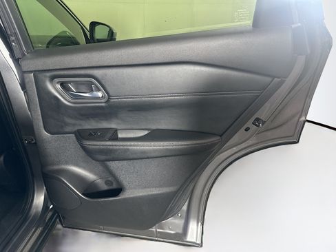 Used 2025 Nissan Rogue SL AWD/4WD image 29