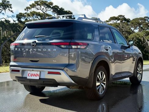 Used 2025 Nissan Pathfinder SL FWD image 6