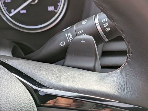 Used 2023 Buick Enclave Essence image 27