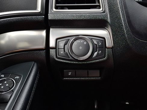 Used 2018 Ford Explorer XLT w/ Equipment Group 202A AWD/4WD image 24