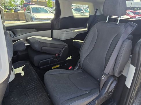 Used 2022 Kia Carnival LX FWD image 12