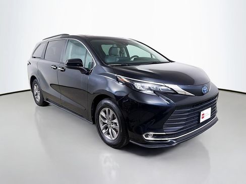 Used 2024 Toyota Sienna XLE FWD image 4