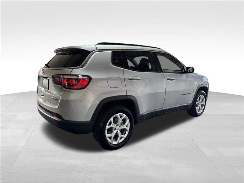 Used 2024 Jeep Compass Latitude AWD/4WD image 5