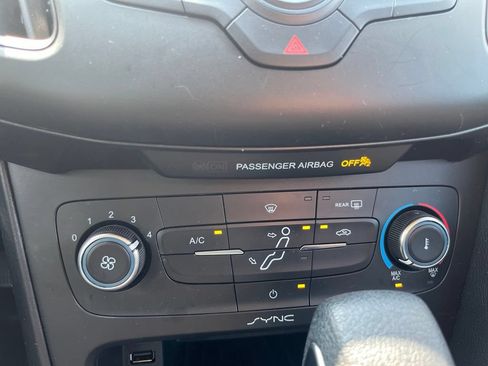 Used 2017 Ford Focus SE FWD image 16