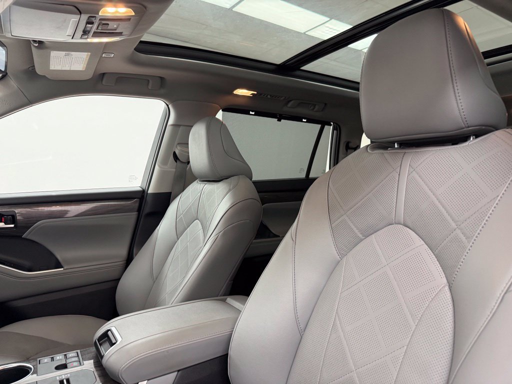 Used 2025 Toyota Highlander Platinum AWD/4WD image 11